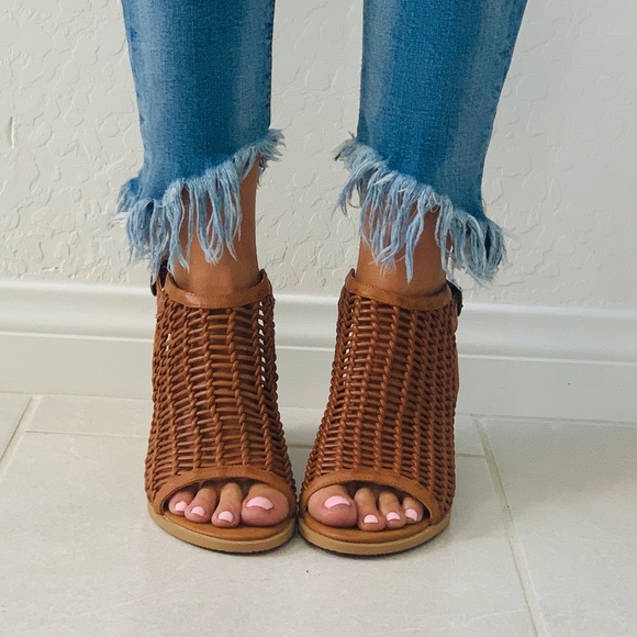 NIB Golden Tan Woven Block Heel Gladiator Sandal - Picture 2 of 7